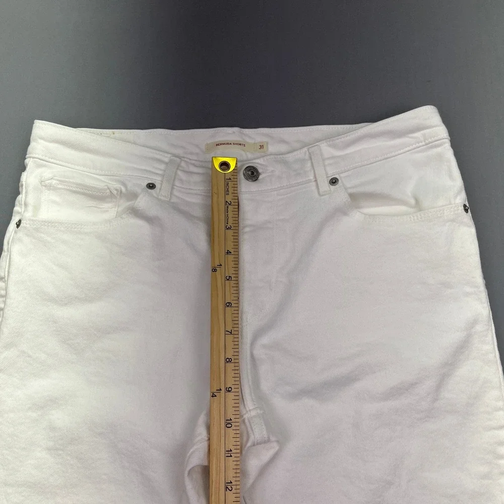 Levi's Bermuda Shorts White Denim Casual Everyday Sz 31 Fits 33.5